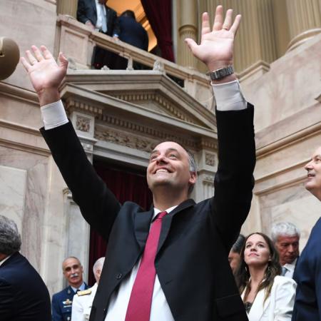 De Milei al "hombre misterioso": quiénes alentarán a Adorni en Diputados