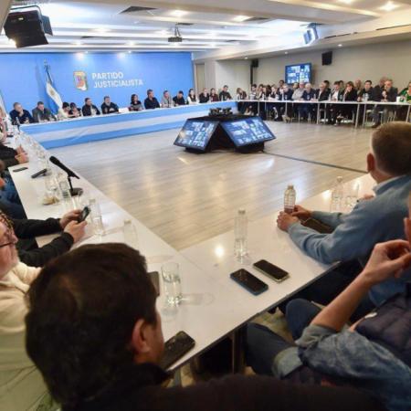 El PJ se reúne en plena interna y vuelve a tensionar con Kicillof por Cristina