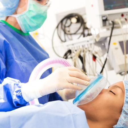 Allanaron la sede de la Asociación de Anestesistas por el robo de drogas