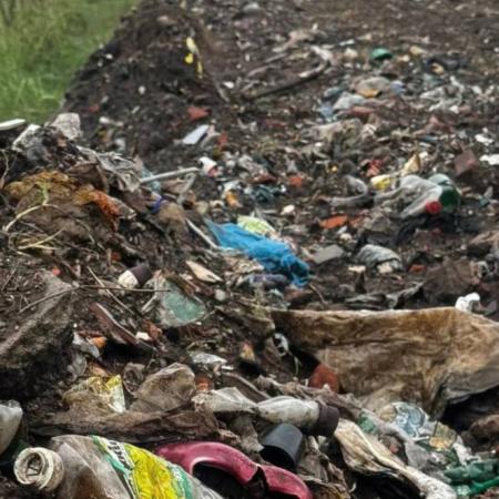 Pehuajó: Denuncian que el municipio arregló un camino con “basura y huesos”