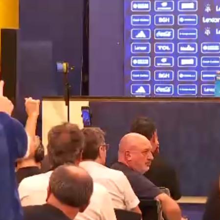 Insólito: un hincha irrumpió en la conferencia de Scaloni tras la goleada a Zambia
