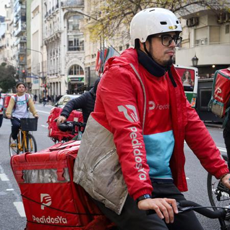 Golpe a Rappi y PedidosYa en PBA: el plan de Kicillof en apps que choca con Milei