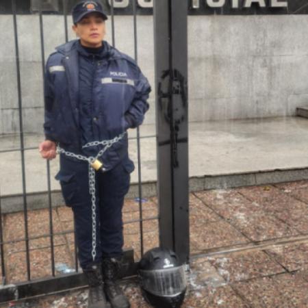 San Luis: una agente se encadenó para exigir la liberación de su esposo policía