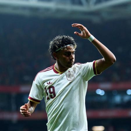 El cántico islamófobo que avergüenza a España y la voz firme de Lamine Yamal