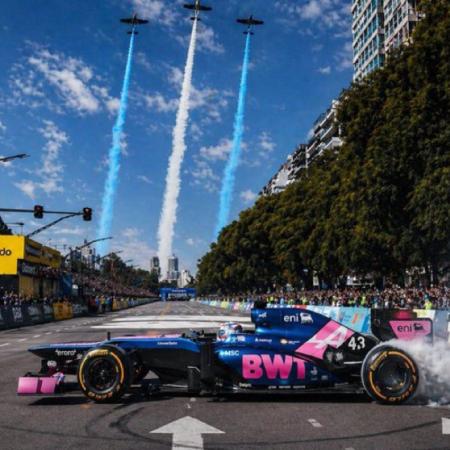 Aviones históricos de la Fuerza Aérea acompañaron el Road Show de Colapinto