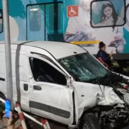 Ramos Mejía: un tren del Sarmiento embistió una camioneta en un paso a nivel