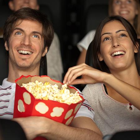 Por qué comemos pochoclo en el cine: la historia de una moda que cambió la Gran Depresión