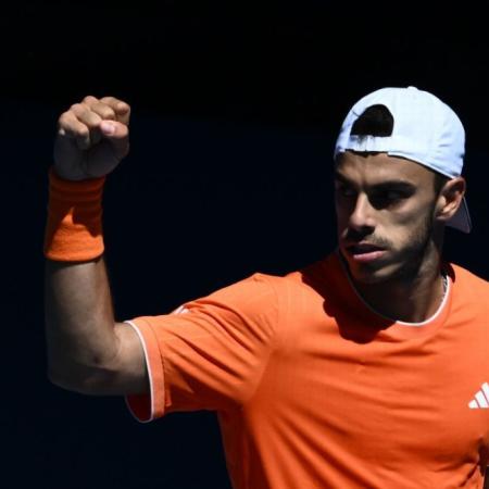 Cerúndolo sorprendió a Tsitsipas y debutó con triunfo en Montecarlo