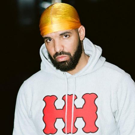 Drake y Sade: la estatua de casi tres metros que encargó para homenajearla