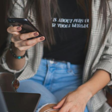 Tomó fotos de redes sociales, las alteró con IA y terminó detenido