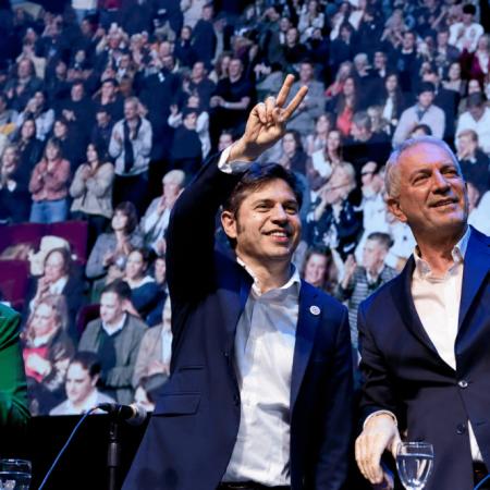 "Cristina libre" vs. "Axel presidente": el choque que agitó el acto de Kicillof