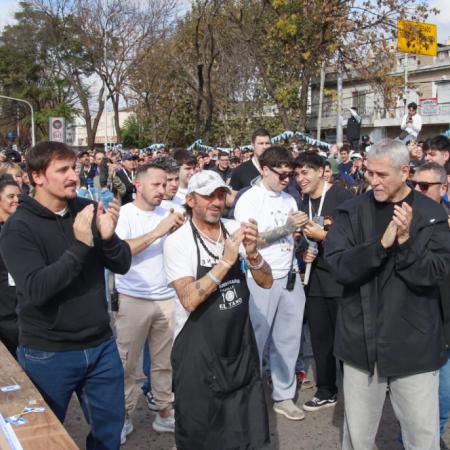 El sándwich más largo del mundo terminó dañando la jugada política de Ferraresi