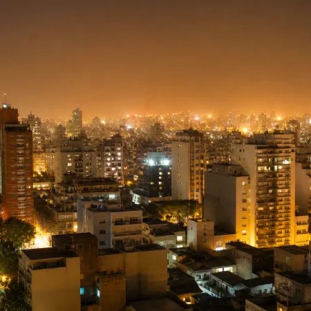 Luces, carteles y estadios: el proyecto de Uñac que ordena la noche en Argentina