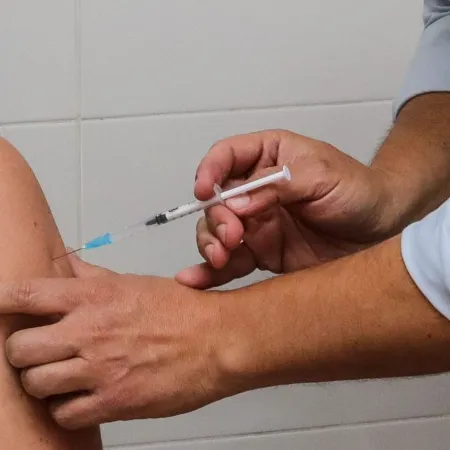 Por baja vacunación antigripal advierten riesgos de rebrote