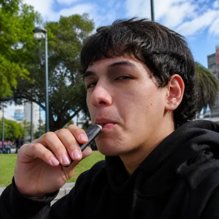 Vapeadores, bolsas de nicotina y giro en Argentina: los detalles de la medida