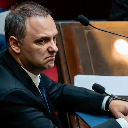 Adorni negó censura y evitó responder por sus viajes y propiedades