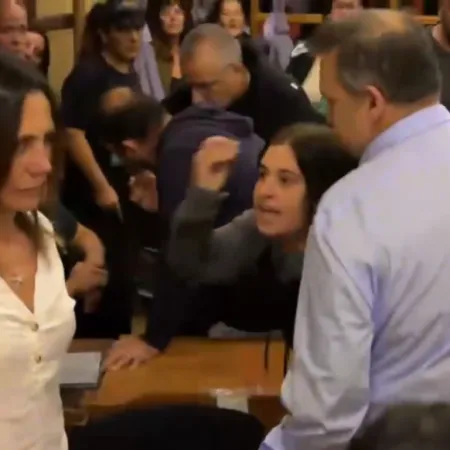 Descontrol en Villa Gesell por el Presupuesto 2026: botellazos, empujones y caos