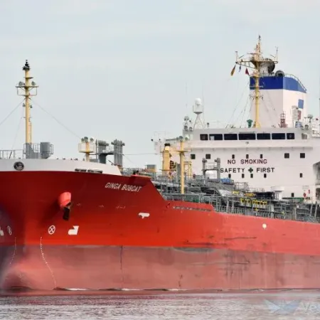 Alerta en el río Paraná: choque de buques con químicos y combustibles en Campana