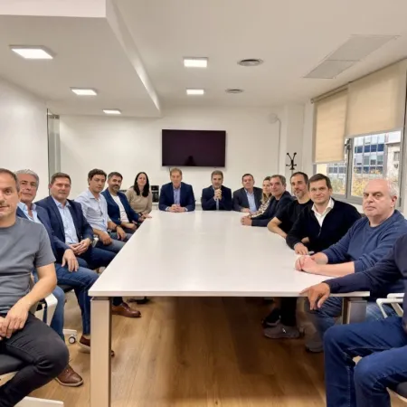 Santilli arma un puente entre PRO y libertarios para ordenar la Provincia