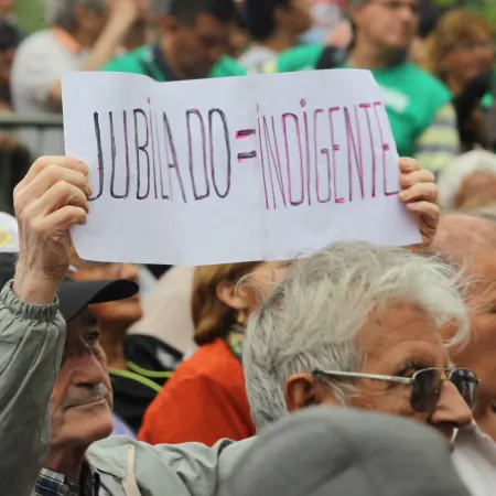 Cada vez más jubilados trabajan: ya son más de 100.000 desde que asumió Milei