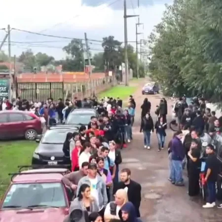 Moreno, bajo la lluvia y con mate en mano: la desesperación por un empleo