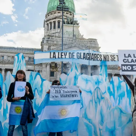 Ley de Glaciares: las 7 alertas del amparo de 850.000 firmas que acorrala a Milei