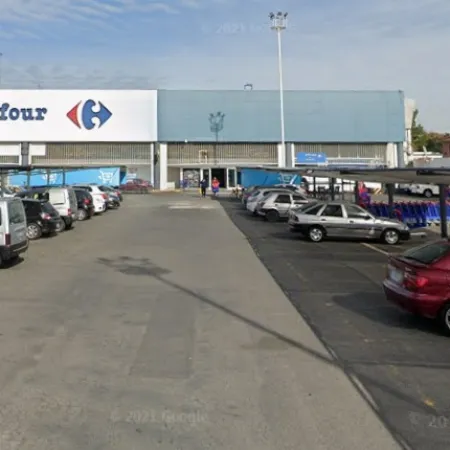 Horror en el Carrefour de Lomas: hallaron muerto a un hombre dentro de un vehículo
