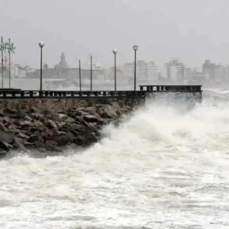 Costa Atlántica: rige alerta naranja por ráfagas de 100 km/h y olas gigantes