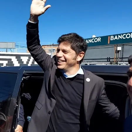 Picantes cánticos a Kicillof en Córdoba: Qué pasó en la visita a La Falda