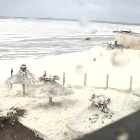 Fenómeno en Quequén: la espuma marina cubrió las playas tras el ciclón