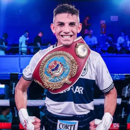 Boxeo: “Pacman” Giménez retuvo el título y festejó con la camiseta de Gimnasia