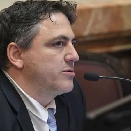 Milei, Paoltroni y Adorni: la interna libertaria que tensiona el Senado