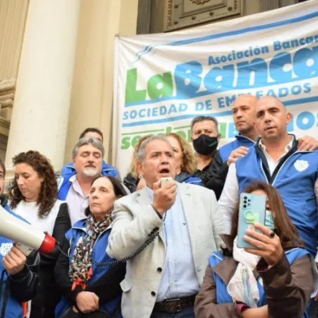 Paro nacional en el Hipotecario y el Banco Central por despidos y ajuste