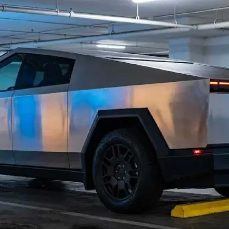 Un legislador de Milei llegó al Congreso con un Tesla de más de 200 mil dólares