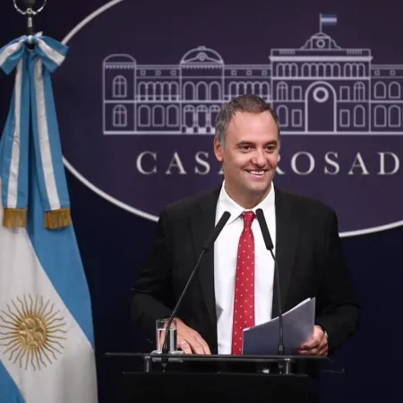 Mendoza será clave: Adorni va con anuncios y Milei lo respalda sin fisuras