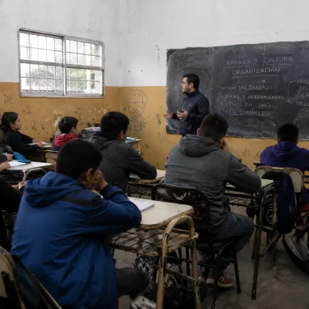 Escuelas secundarias: el plan de LLA para explicar la nueva ley penal juvenil
