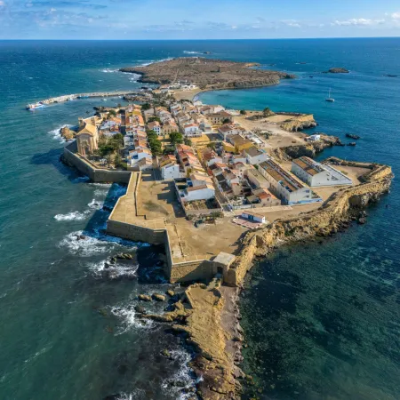 La isla más pequeña de España busca independizarse con 50 habitantes