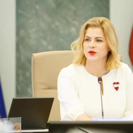 Renunció la primera ministra de Letonia y cayó todo el gobierno