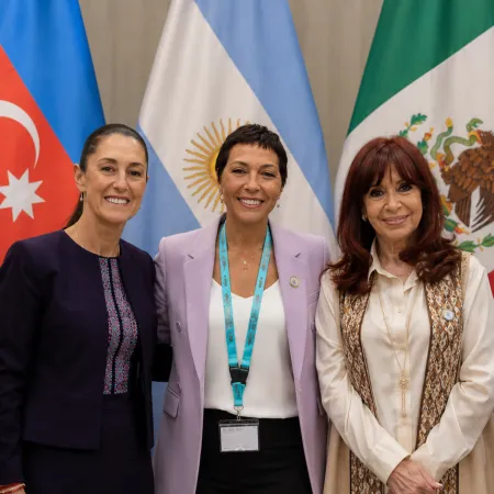Mayra Mendoza llevó el “Cristina Libre” al WUF13 y vinculó a CFK con Sheinbaum en Azerbaiyán
