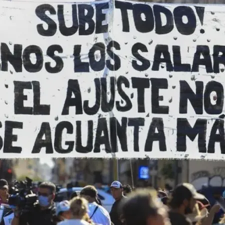Un respiro: los salarios públicos nacionales tuvieron su mayor suba en dos años