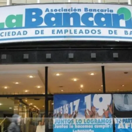 Bancarios cerraron otra suba y el salario mínimo supera los $2,3 millones