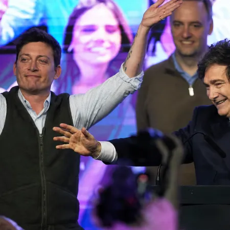 Fuerte mensaje de Santiago Caputo en X: qué dijo sobre su futuro junto a Milei
