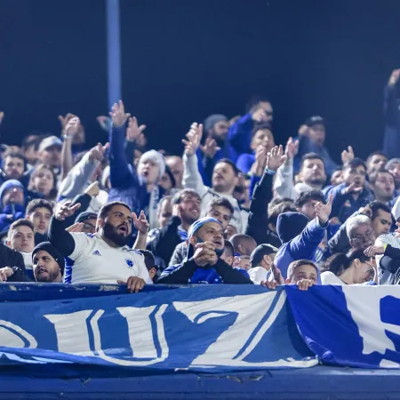 El polémico gesto de un hincha del Cruzeiro que terminó detenido en la Bombonera