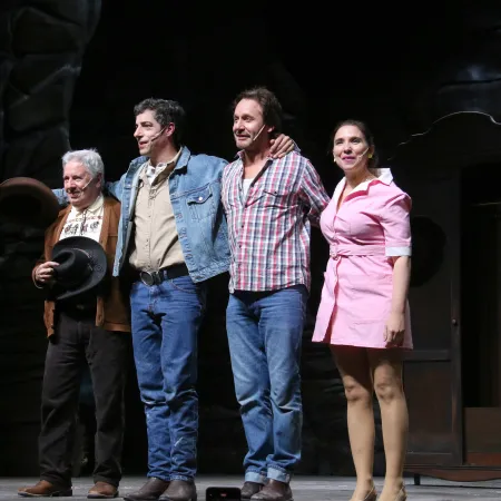 Así es Secreto en la montaña versión teatro con Benjamín Vicuña y Esteban Lamothe