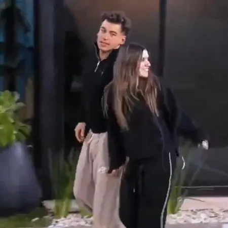 Los apasionados besos entre Manu y Lola en Gran Hermano Generación Dorada