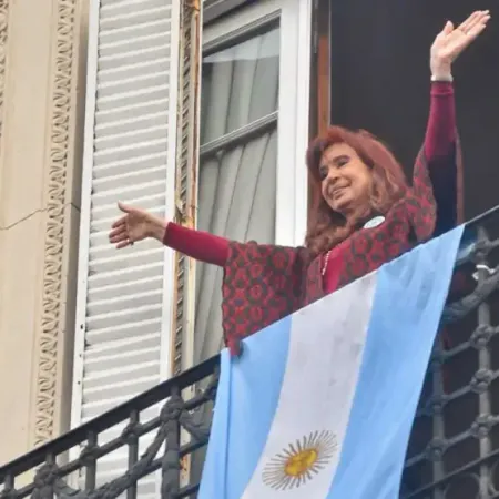 Cristina y una imagen que volvió a unir militancia, memoria y poder en Constitución