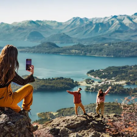 Menos dólares que se van: el turismo al exterior aflojó en abril