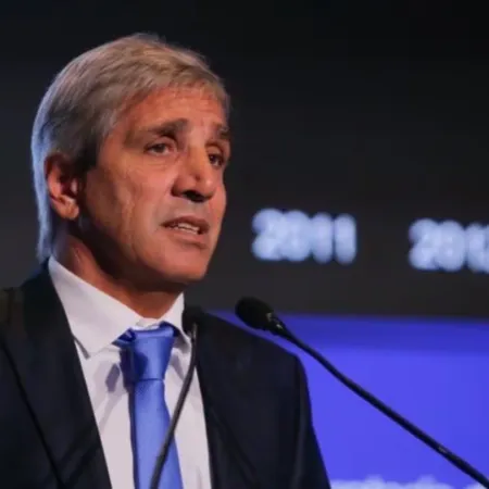 Caputo consiguió dólares frescos y estira el alivio financiero hasta 2027