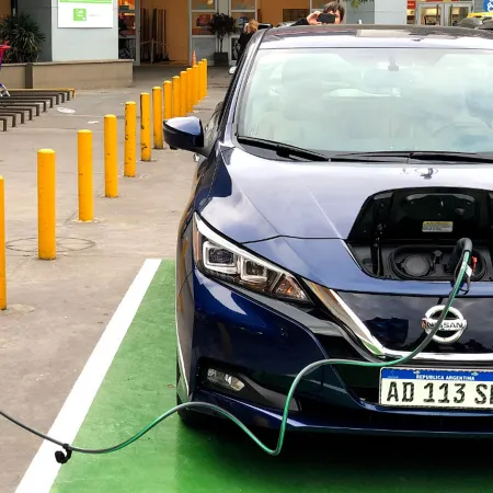 Autos eléctricos en Argentina: el plan PRO que cambiaría edificios y estaciones de servicio