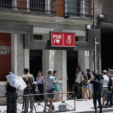 Caos político en España: el operativo en la sede del PSOE sacude a Sánchez